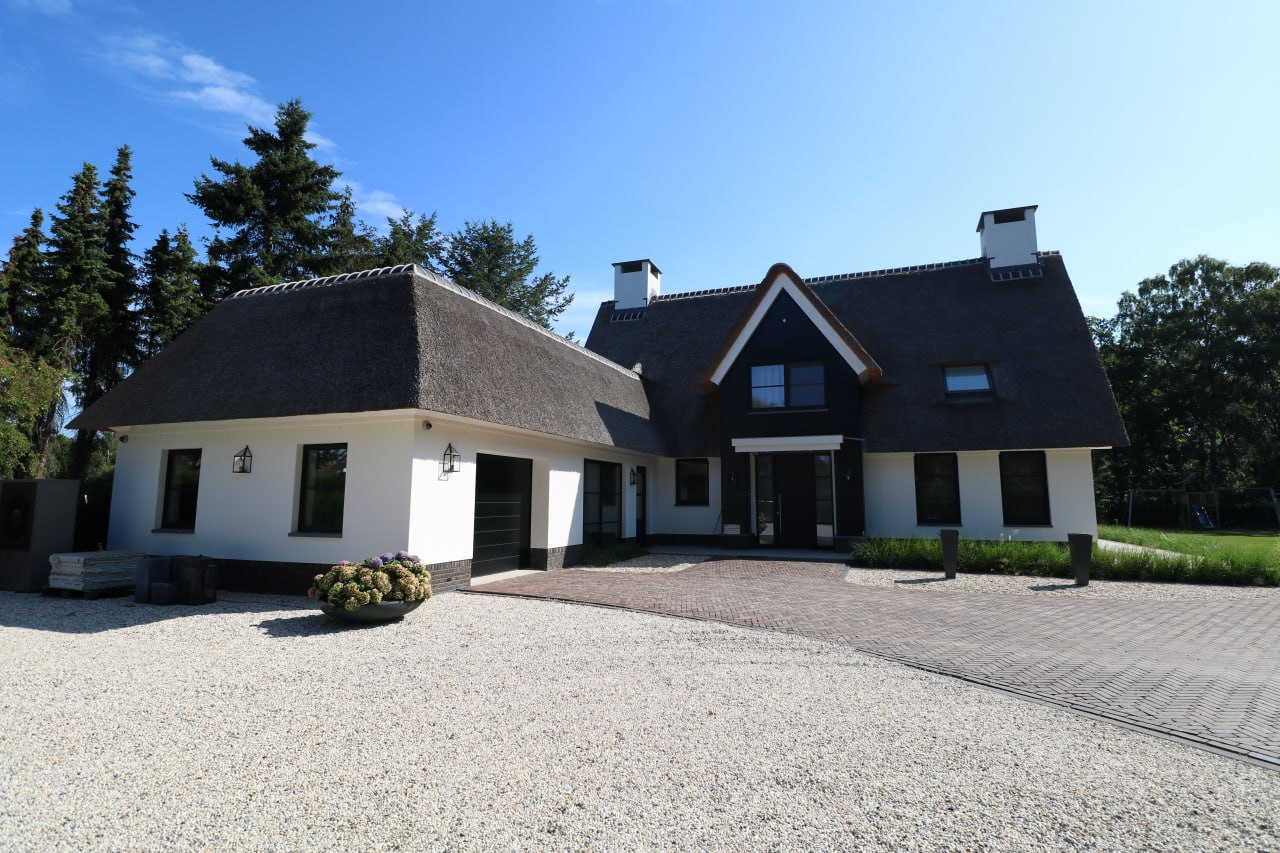 Woning met erf, entree en bouwkundige detaillering